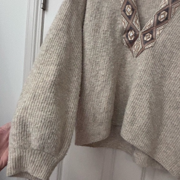 Chic Beige V-Neck Sweater with Intricate Pattern - Picture 3 of 9